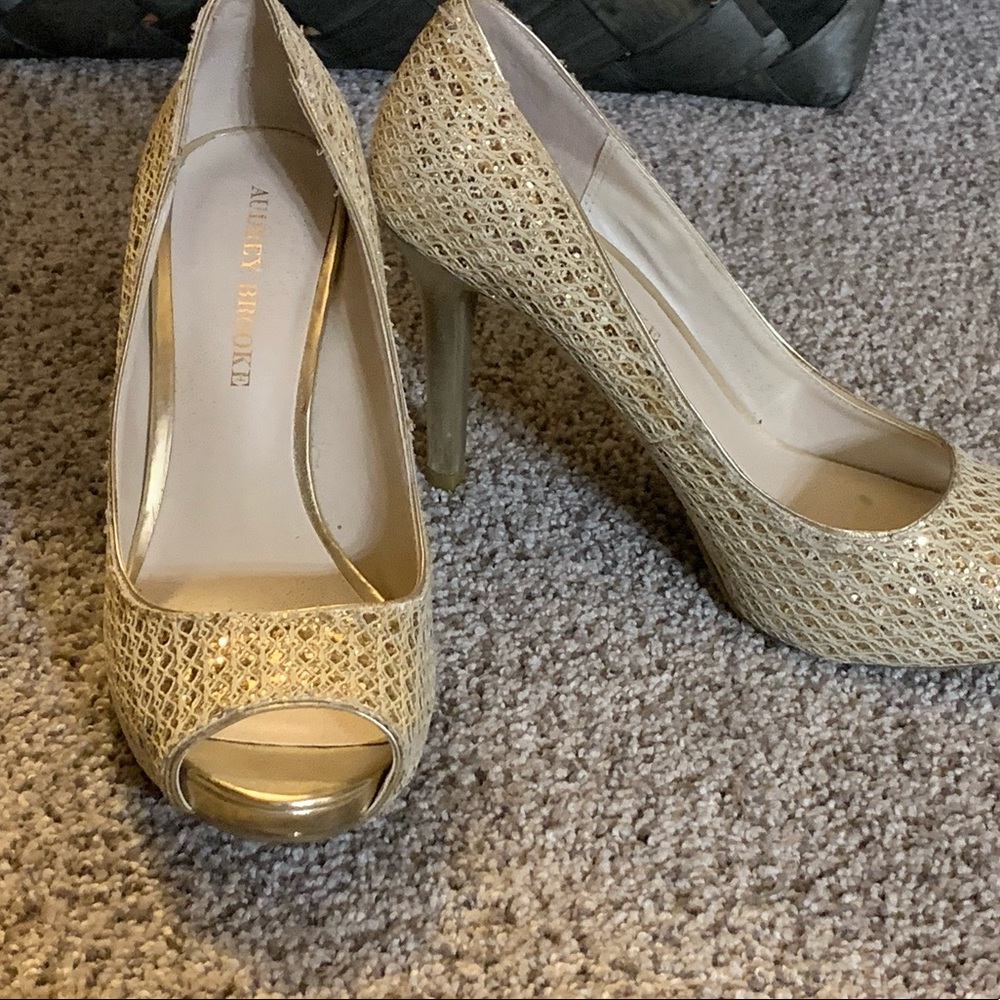 Sparkly gold heels!